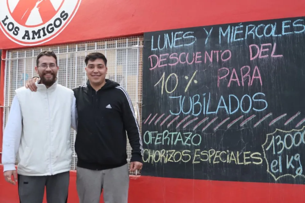 Marcos y Fabián, los dos amigos que decidieron apostar por el comercio de barrio y ofrecer una ayuda extra a los adultos mayores que se acercan al local. Foto Tania Domenicucci-ANR