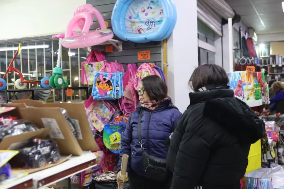 Los comercios de Roca ya comenzaron a prepararse para el Día de las Infancias con opciones para distintos presupuestos y promociones para facilitar las compras. Foto Tania Domenicucci-ANR
