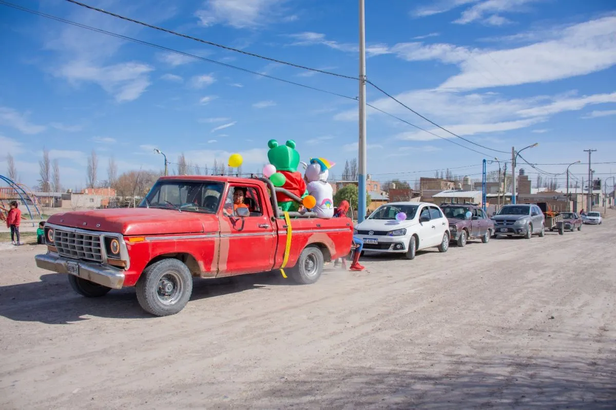 La caravana del a&ntilde;o pasado llev&oacute; personajes y golosinas a distintos barrios de Roca. Foto: El&iacute;as Laciar.