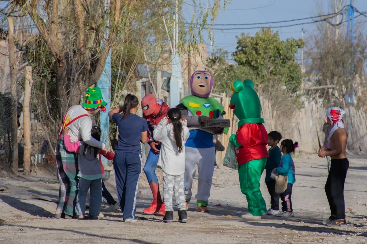 La recorrida permiti&oacute; acercar golosinas a m&aacute;s de mil chicos durante la campa&ntilde;a del a&ntilde;o pasado. Foto: El&iacute;as Laciar.