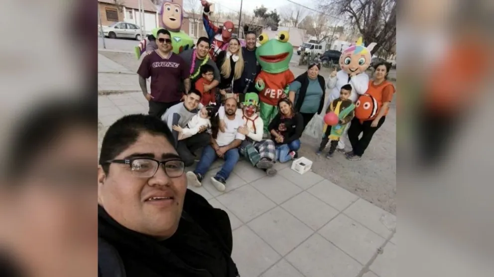 Elías y sus amigos lograron repartir más de mil bolsitas de golosinas entre chicos de distintos barrios de Roca el año pasado. Foto: Elías Laciar.