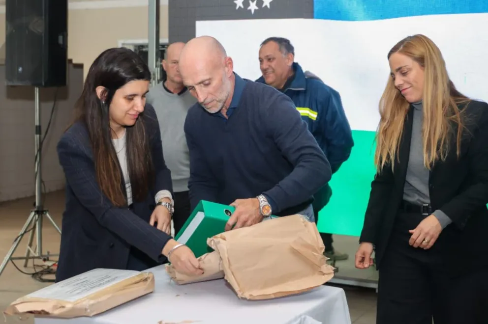 La intendenta María Emilia Soria también participó de la apertura de sobres. Foto Tania Domenicucci