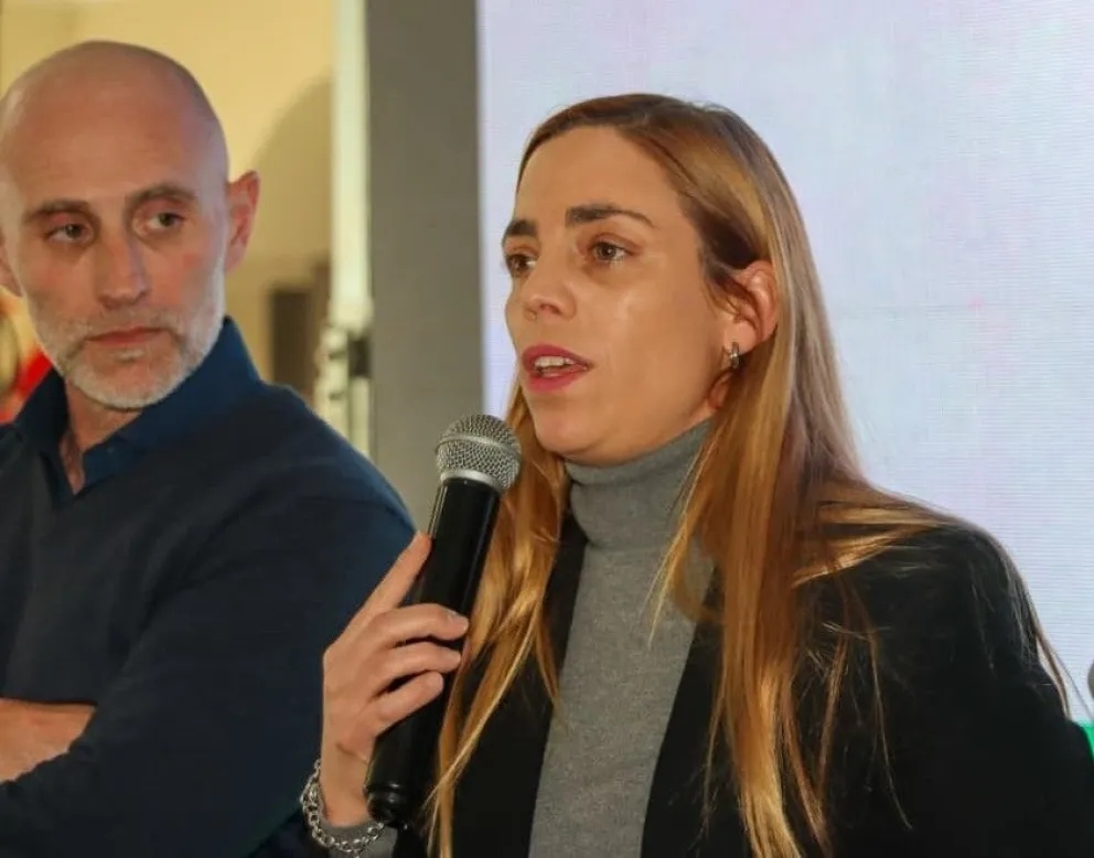 María Emilia Soria habló sobre el traspaso de las rutas nacionales a la Provincia durante una conferencia de prensa en Roca. Foto: Tania Domenicucci.