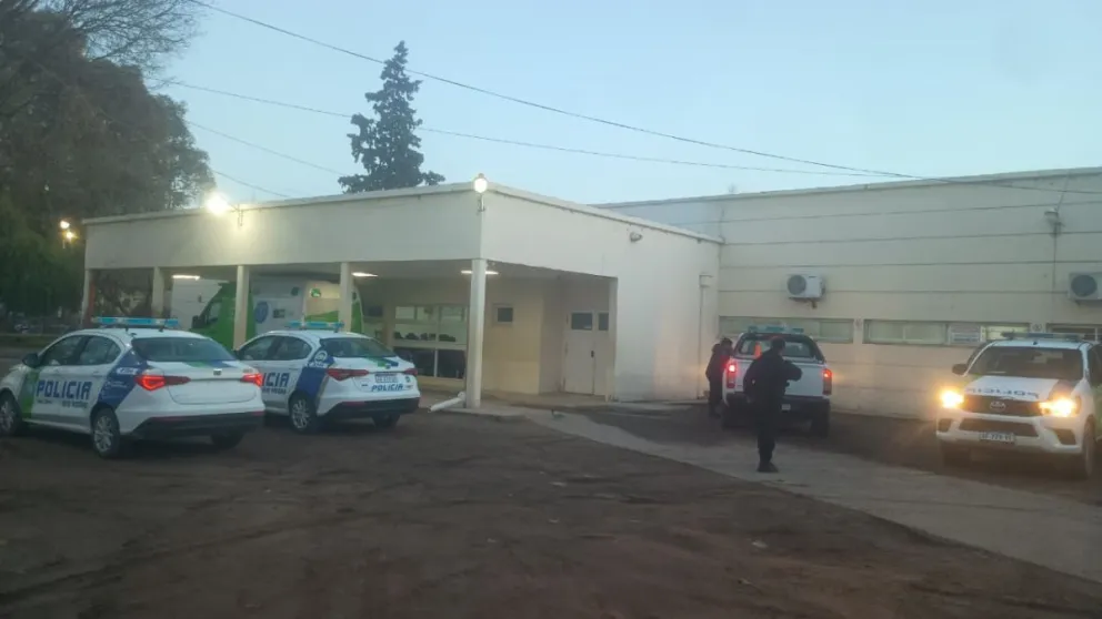 La Policía intervino esta mañana en el López Lima luego de que se registraran disturbios, mientras era atendido un hombre herido de bala. Foto: Agustín Aroca