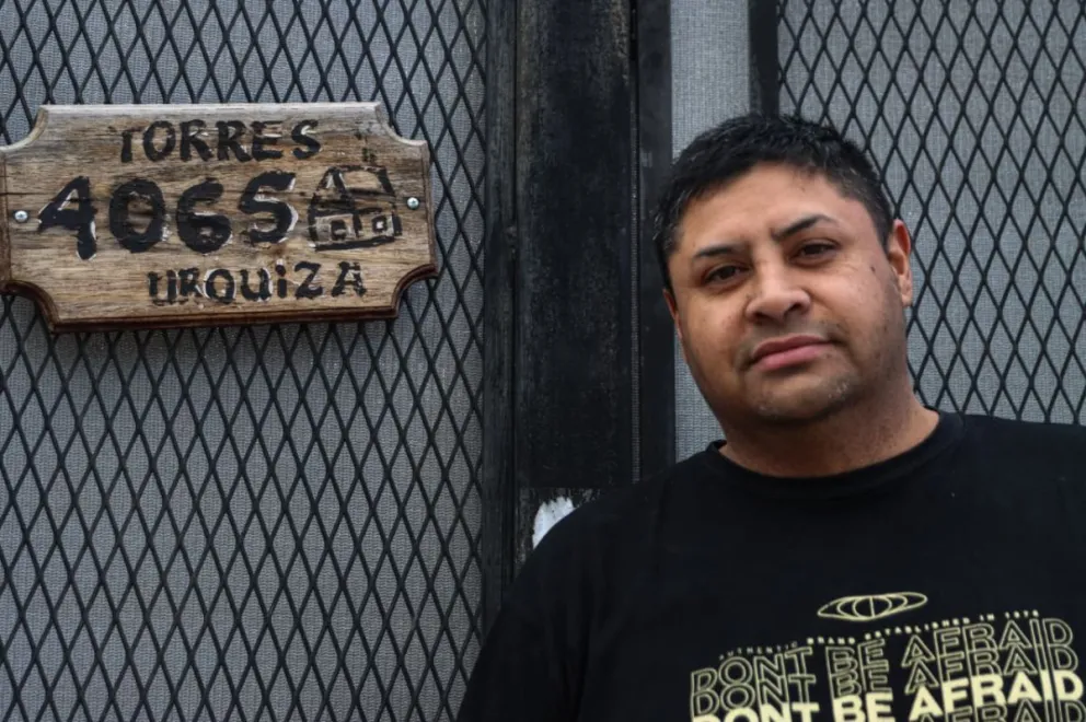 Marcos Aburto prepara cada jueves las viandas que luego entrega a vecinos de Barrio Nuevo. Foto Tania Domenicucci-ANR