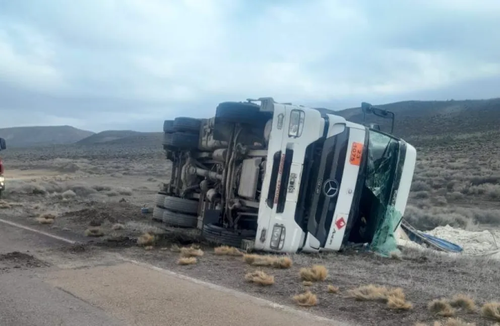El camión quedó fuera de la cinta asfáltica luego del vuelco. Foto: Noticias Región Sur