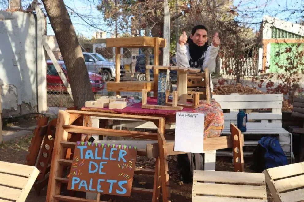 Dentro de las actividades se encuentra el taller de pallets que luego participan de las muestras de fin de a&ntilde;o. Foto: Tania Domenicucci
