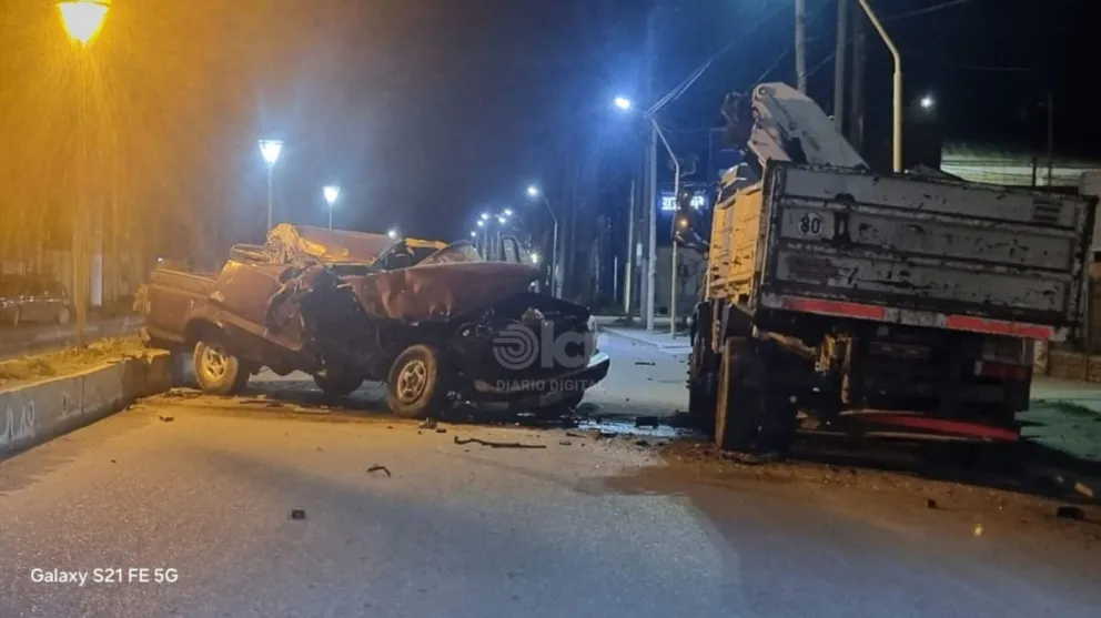 El impacto entre la F-100 y el camión ocurrió ayer en Cervantes. (Foto: gentileza)