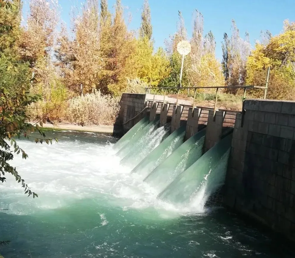 El agua comenzar&aacute; a recorrer el Canal Principal desde Barda del Medio y, con el correr de los d&iacute;as, volver&aacute; a verse con este caudal a su paso por Roca. Foto: archivo ANR.
