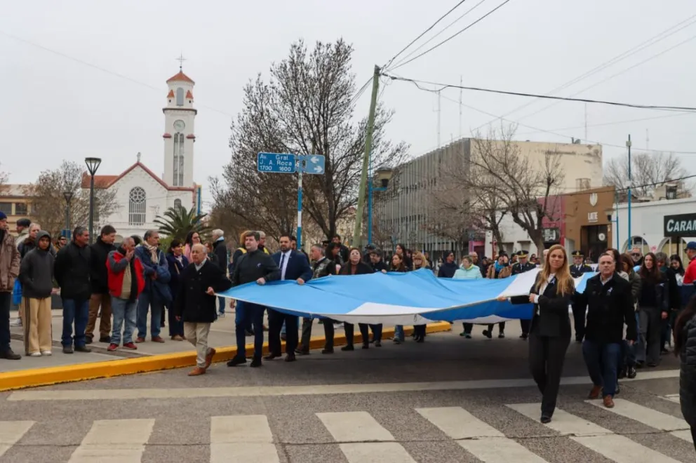 La bandera argentina gigante volvió a ser una de las protagonistas del homenaje al general José de San Martín. Foto: Tania Domenicucci