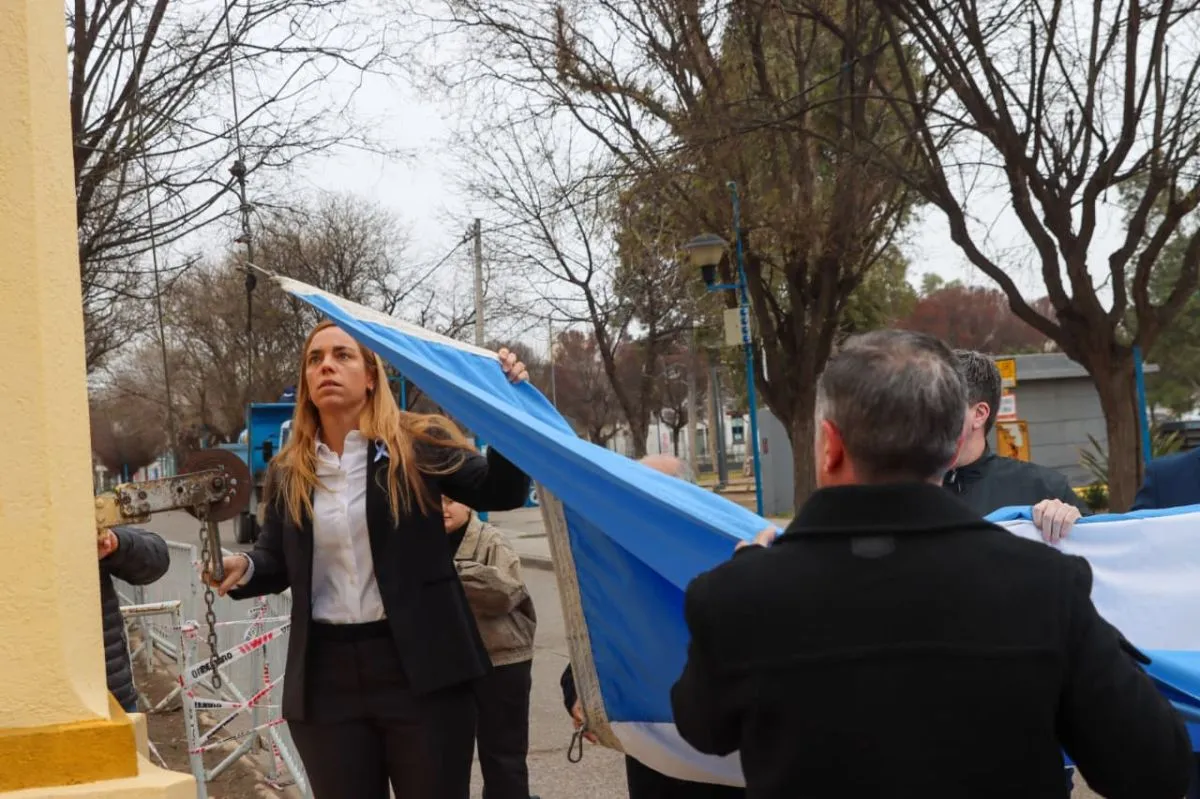 El celeste y blanco estuvo presente durante toda la conmemoraci&oacute;n por los 176 a&ntilde;os de la muerte de San Mart&iacute;n. Foto: Tania Domenicucci