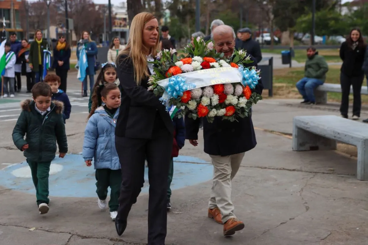 Durante el homenaje se coloc&oacute; una ofrenda floral frente al monumento al Libertador. Foto: Tania Domenicucci