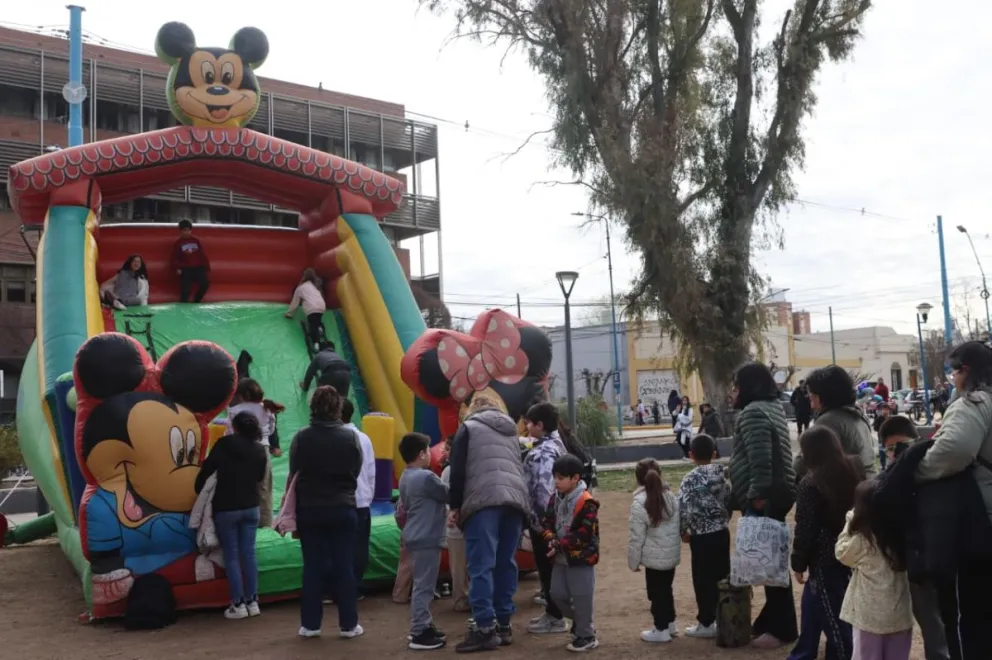 Las plazas San Martín y Belgrano se llenaron de familias y chicos que disfrutaron de una tarde con juegos, deportes, sorteos y distintas propuestas gratuitas por el Día de las Infancias. Foto Tania Domenicucci-ANR