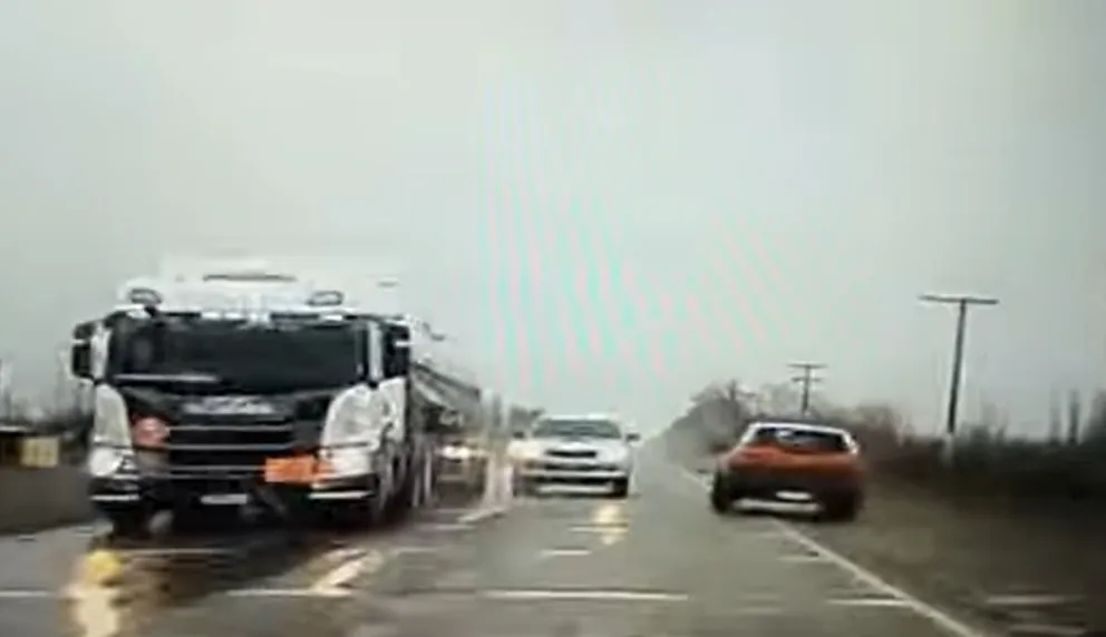 El momento en que la camioneta intenta hacer un sobrepaso. Foto: Dagoberto Velásquez