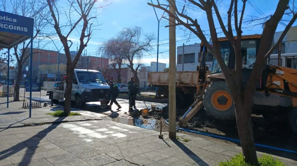 Personal de Aguas Rionegrinas trabaja en la reparación de una cañería sobre avenida Roca, entre Artigas y Alsina. Foto: gentileza