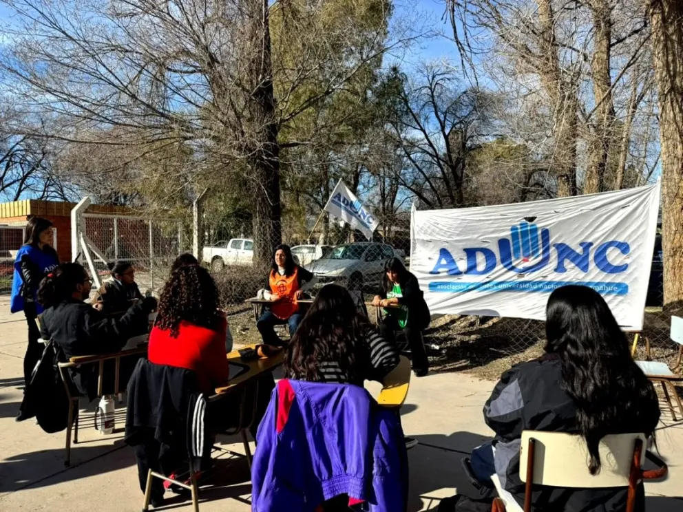 Hoy se realizó una clase pública fuera de la Fadecs. Foto gentileza Adunc