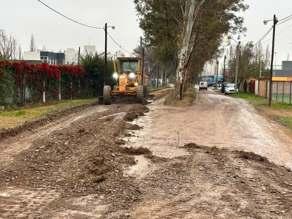 En los barrios se trabajó principalmente en las calles de ripio. Foto: Municipio de Roca
