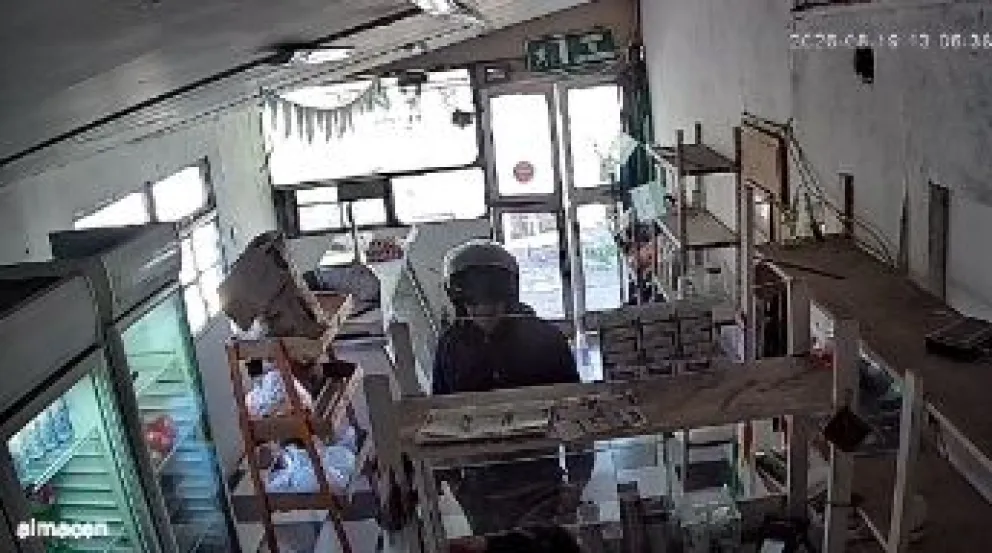 El robo ocurrió hoy a las 13 en el barrio Tiro Federal. Foto captura