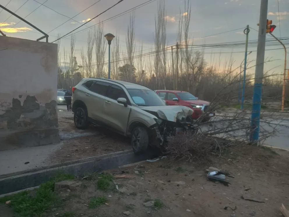 La camioneta quedó sobre la vereda luego de chocar contra un poste de alumbrado. Foto: Agustín Aroca