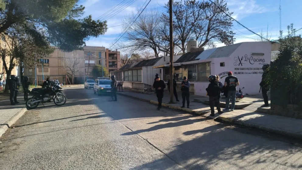 La Policía secuestró la motocicleta utilizada por los sospechoss luego de una persecución por la calle principal de las 500 Viviendas. Foto cortesía Policía de Rio Negro