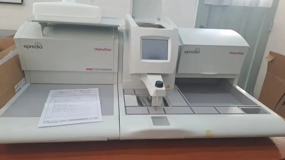 El nuevo micrótomo permitirá agilizar el procesamiento de biopsias y muestras en Anatomía Patológica. Foto: Ministerio de Salud de Río Negro