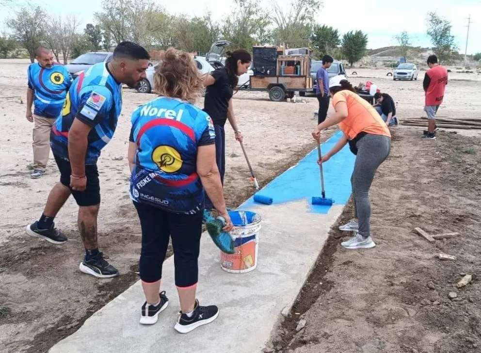 En el club barrial las familias organizan y acondicionan el espacio