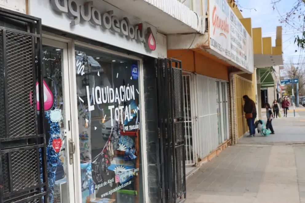 Comerciantes de distintos puntos de Roca contaron cómo hacen para sostener sus negocios en un contexto de aumento de costos y menor consumo. Foto Tania Domenicucci-ANR