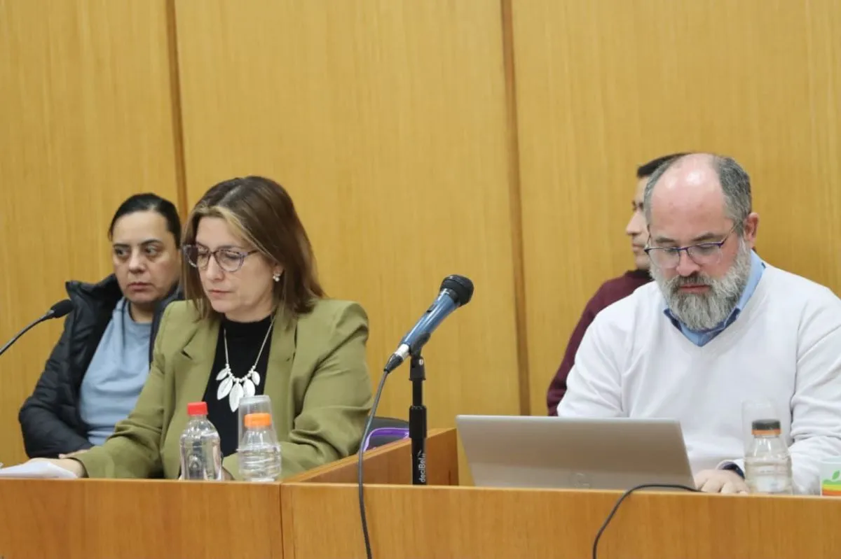 Los defensores p&uacute;blicos Juan Pablo Chirinos y Flavia Rojas durante el juicio contra los cuatro polic&iacute;as. Foto: Tania Domenicucci