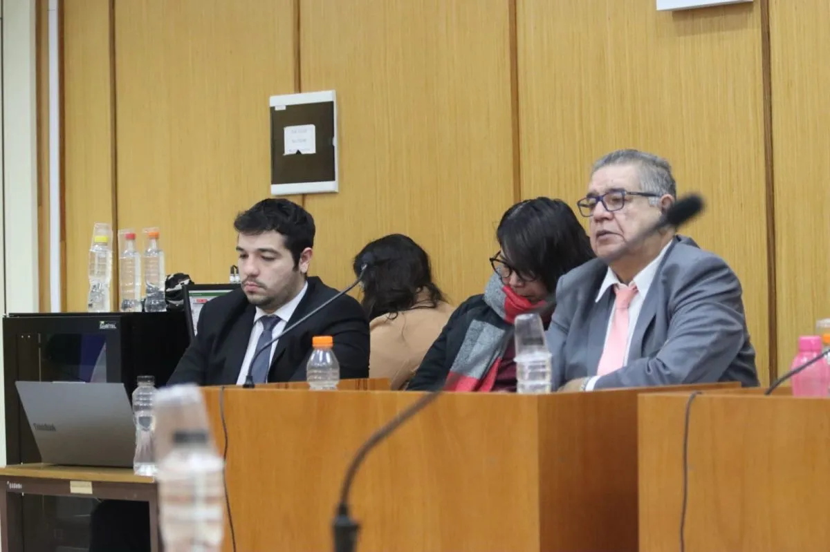 El abogado Pineda, uno de los defensores que intervienen en el juicio contra los cuatro polic&iacute;as. Foto: Tania Domenicucci