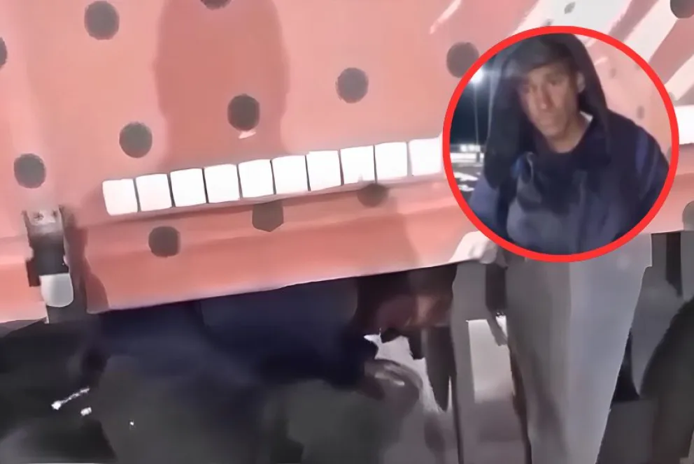 El conductor advirtió la presencia del hombre al detenerse en una estación de servicio sobre la Ruta 22 y Av. Roca. (Foto: cap)