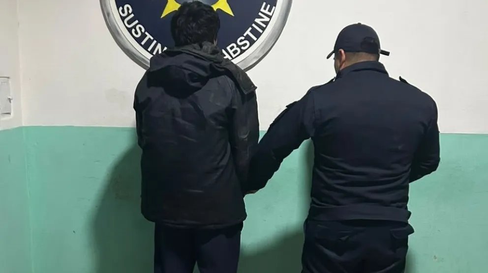 El hombre intento esconderse de la policía y fue detenido. Foto gentileza