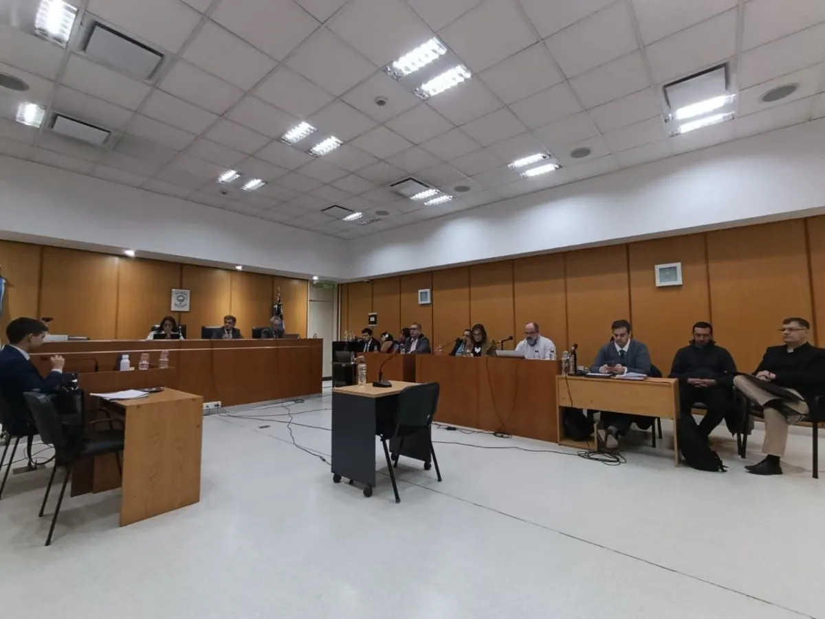 La segunda jornada del juicio contra los cuatro polic&iacute;as acusados de torturar a dos adolescentes se desarroll&oacute; en los tribunales de Roca. Foto: Tania Domenicucci
