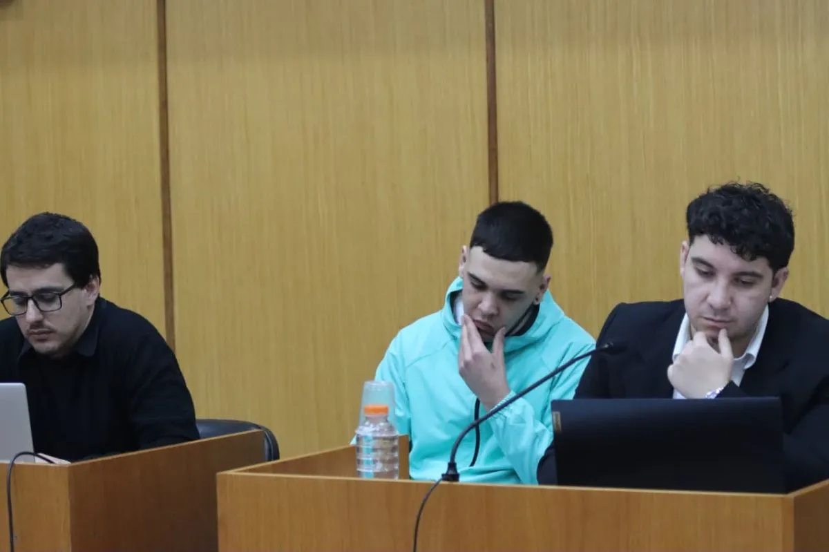 Los abogados defensores Rodrigo Racca, a la izquierda, y Mauricio Gast&oacute;n Sandoval, a la derecha, durante el juicio abreviado. Foto: Tania Domenicucci