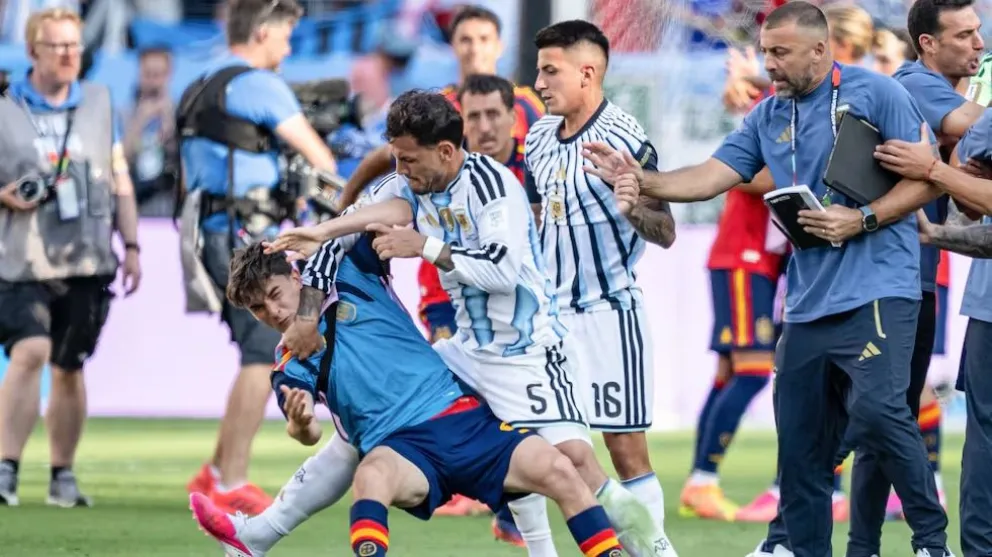 Leandro Paredes empuja a Gavi tras la final de la Copa del Mundo entre España y Argentina.
