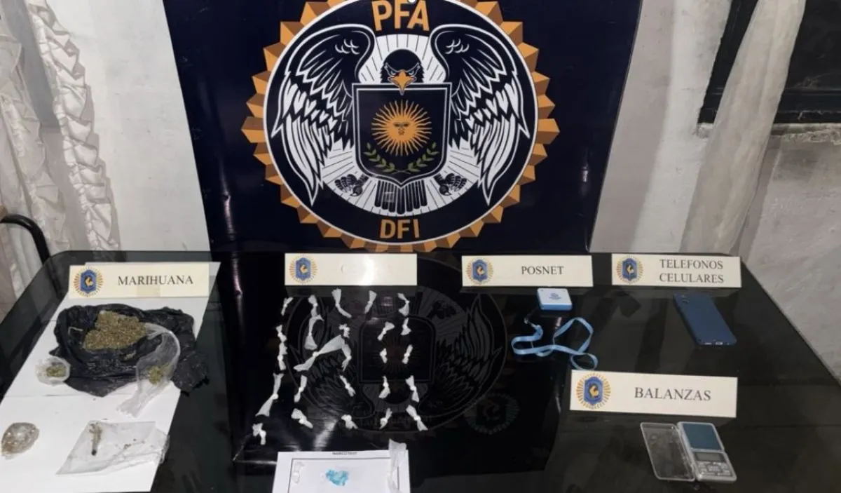La Polic&iacute;a Federal secuestr&oacute; coca&iacute;na, marihuana, tel&eacute;fonos, un posnet y balanzas durante el allanamiento. Foto: Polic&iacute;a Federal Argentina