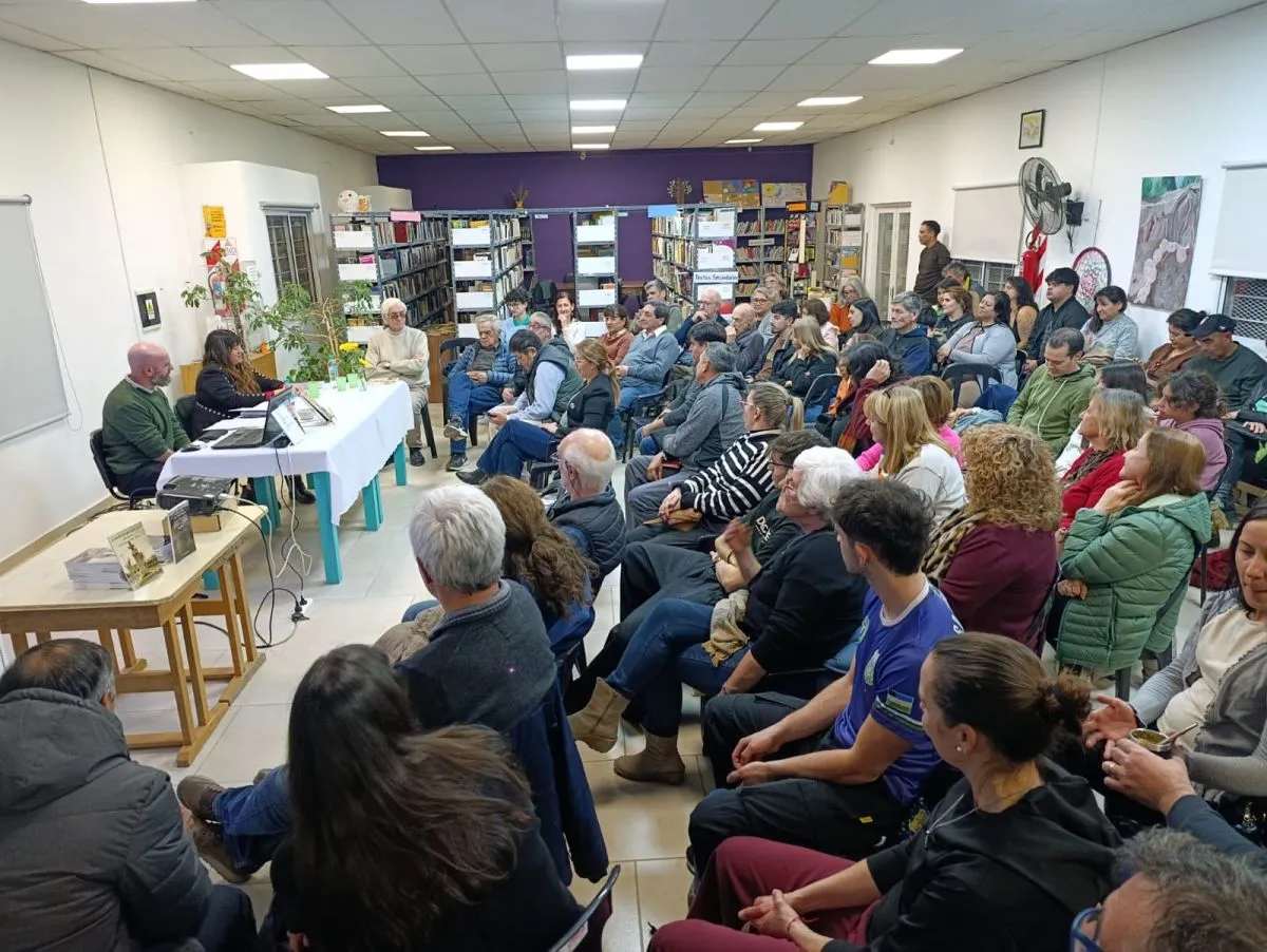 Gran cantidad de p&uacute;blico en la presentaci&oacute;n del libro. Foto: Tania Domenicucci