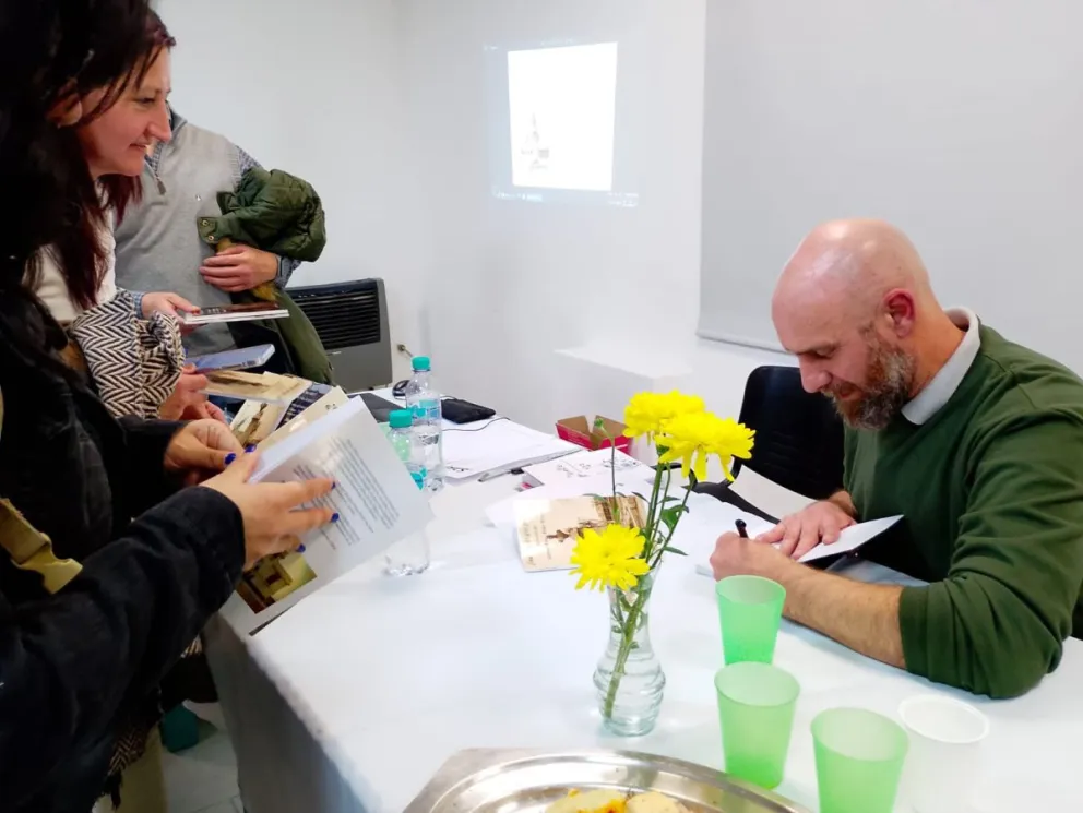 Mancini realizó la firma de ejemplares una vez finalizada la presentación. Foto: Gentileza José Luis López