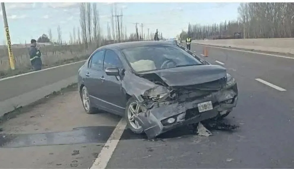 El conductor de 35 años viajaba en dirección a Roca cuando su Honda Civic impactó violentamente contra las estructuras divisorias de la ruta 22. (Foto: gentileza)