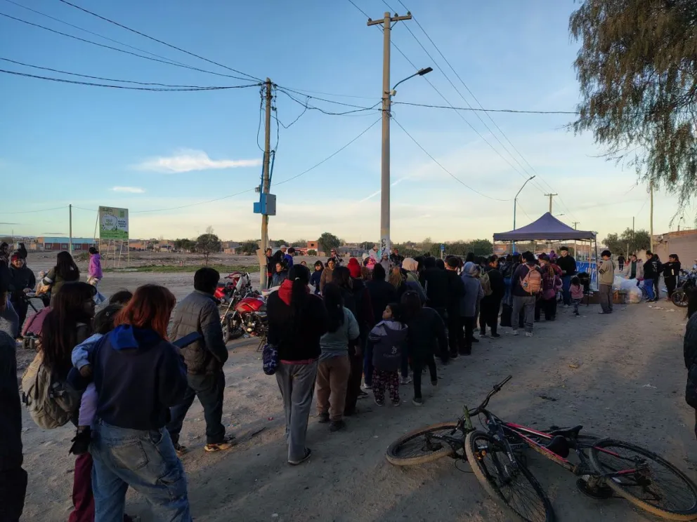 "Lo importante es que muchas familias se fueron felices" expresaron desde la organización, afirmando que esperan llegar a otros puntos de la ciudad. Foto cortesía Corazón Solidario