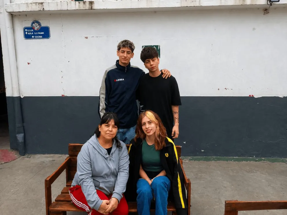 La madre de Fabricio junto a los tres mejores amigos de su hijo: Alan, Abigail y Iván Caso. Foto ANR