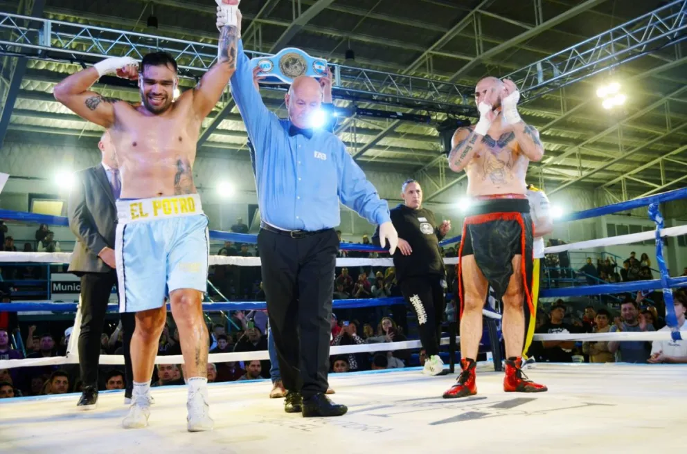 Cristian “El Potro” Luis festejó ante el público roquense su consagración como nuevo campeón argentino de la categoría crucero. Foto cortesía Super Deportivo
