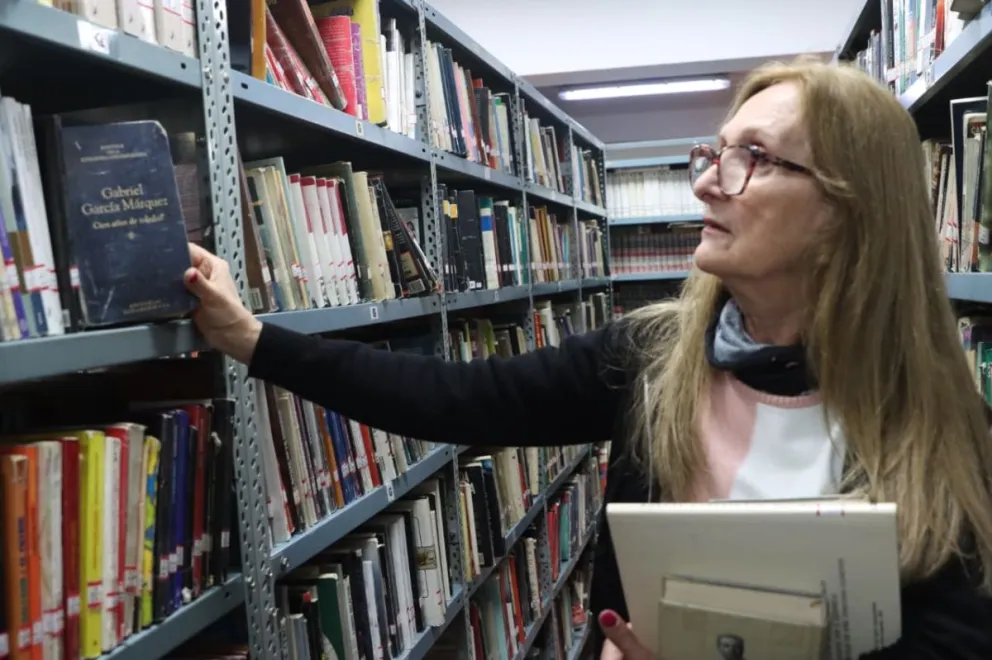 Irene Corradi, presidenta de la Biblioteca Popular Julio Argentino Roca, habló sobre los hábitos de lectura y la importancia de mantener el vínculo con los libros. Foto Tania Domenicucci-ANR