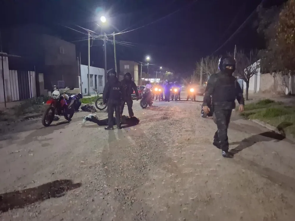 La persecución terminó en Libertad y Gavilán, donde la BMA logró interceptar a los dos hombres que escapaban en moto. Foto: Policía de Río Negro