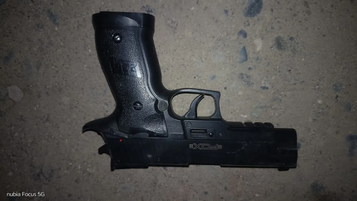 Uno de los hombres llevaba la pistola escondida dentro de una ri&ntilde;onera. Tras el secuestro, se comprob&oacute; que era de aire comprimido. Foto: Polic&iacute;a de R&iacute;o Negro