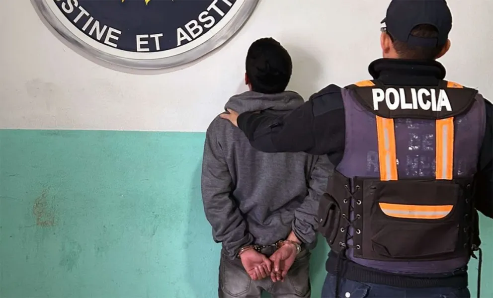 Un aviso realizado durante una recorrida preventiva permitió a la Policía identificar y detener a un hombre de 29 años que tenía un pedido de captura vigente solicitado por la Justicia. Foto cortesía Policía de Rio Negro
