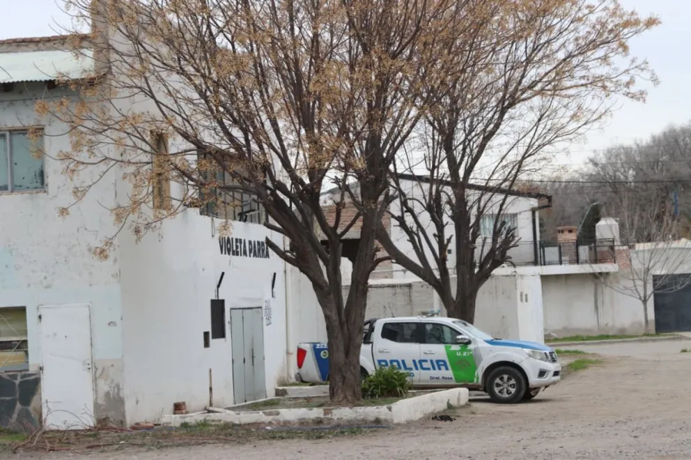 Un movil policial de la Comisaría N°21 se encuentra en el lugar ante posibles nuevos enfrentamientos. Foto Tania Domenicucci-ANR