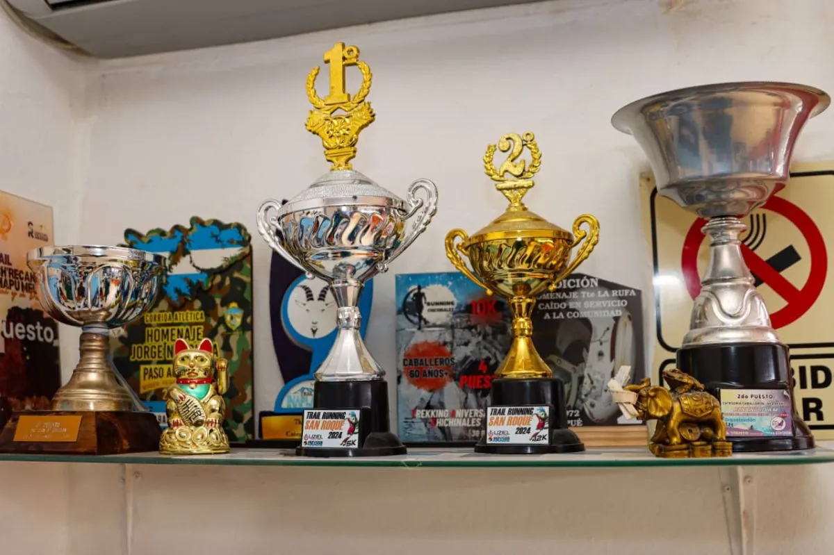 Los trofeos y medallas de los desafios deportivos en los que particip&oacute;. Foto: Tania Domenicucci