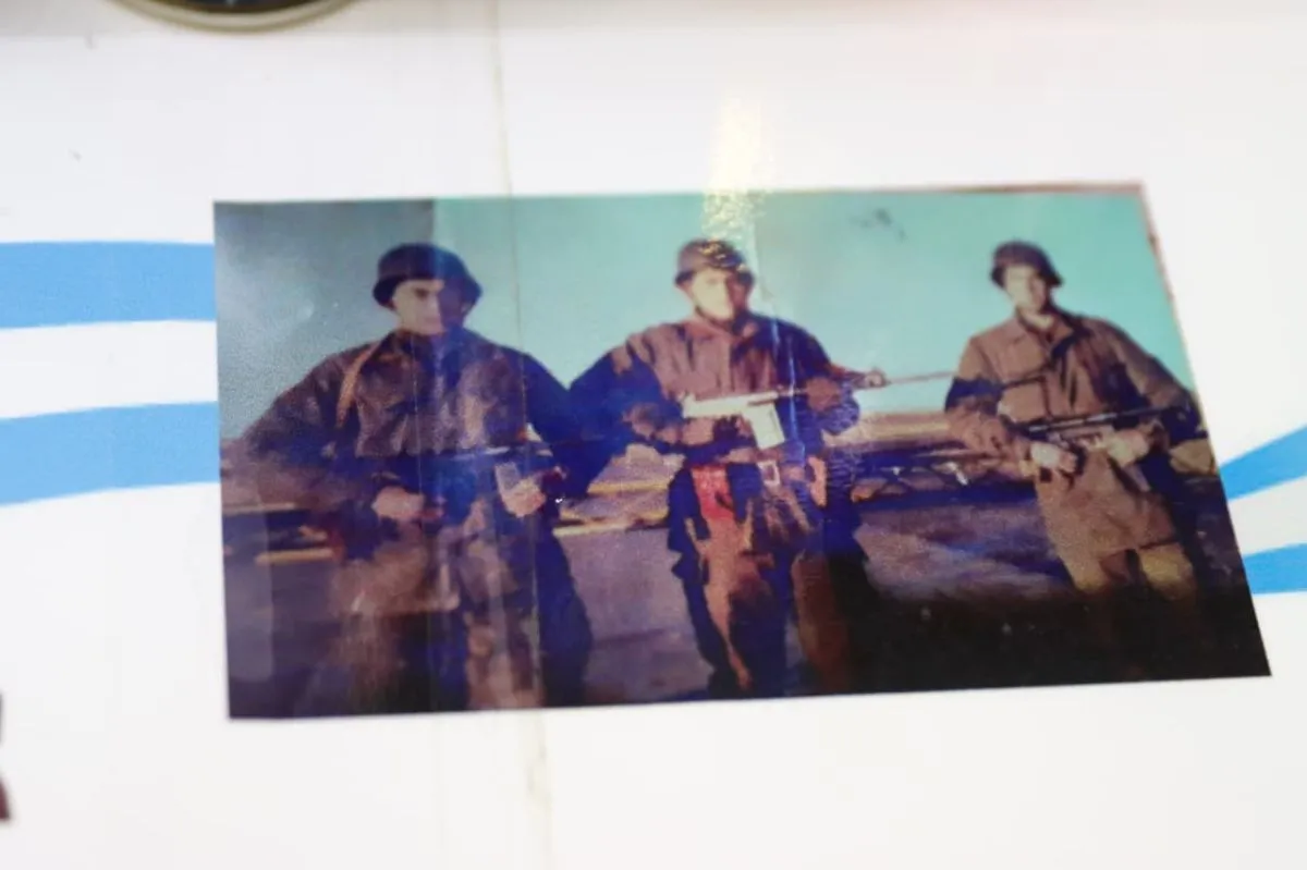 Su paso por la Fuerza &Aacute;erea y participaci&oacute;n en la Guerra de Malvinas, se ve en fotos que forman parte de la peluquer&iacute;a. Foto: Tania Domenicucci