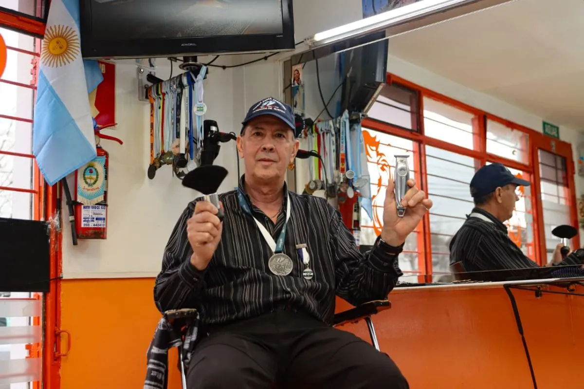 Daniel, comparte la causa Malvinas con sus clientes. Foto: Tania Domenicucci