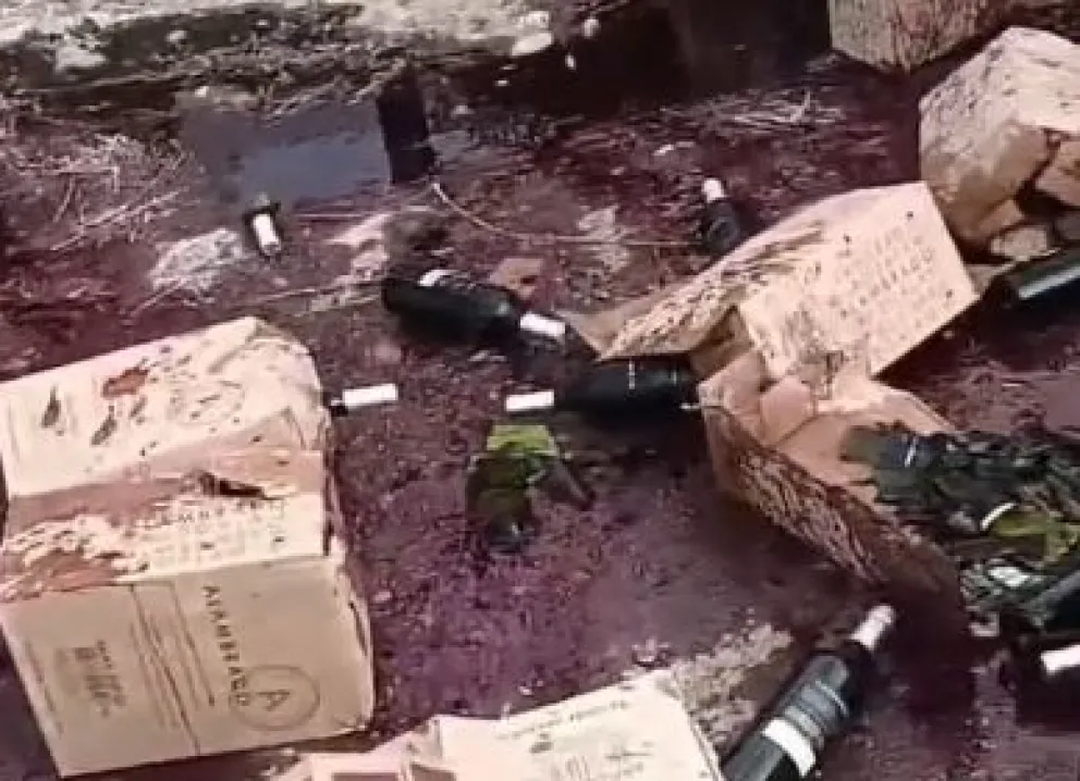 En el suelo quedó una mancha bordó por la cantidad de vino que se perdió. Gentileza